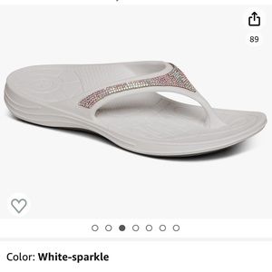 AETREX  FIJI  FLIPS     Size: 9     ***NWT***  Color: White-Sparkle